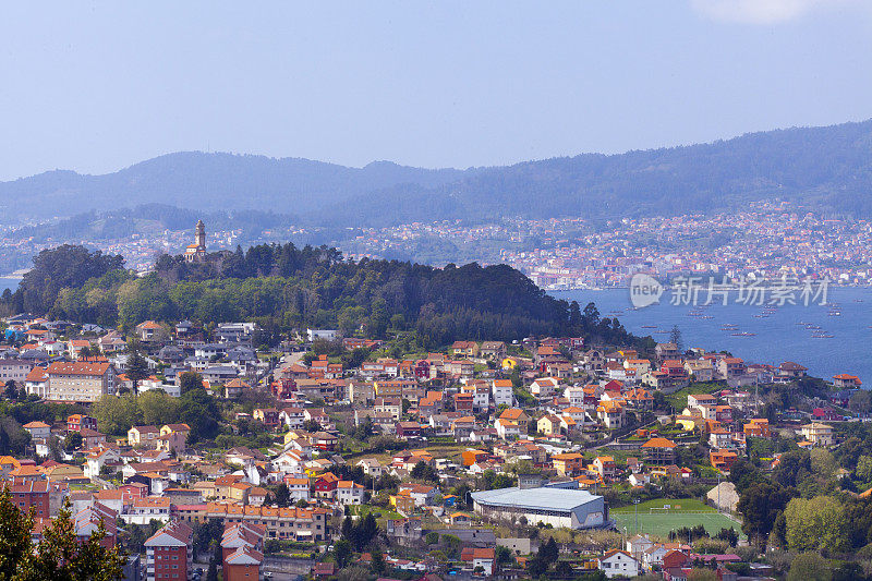 维戈城市景观，La Guía灯塔，Ría de Vigo在背景，住宅区